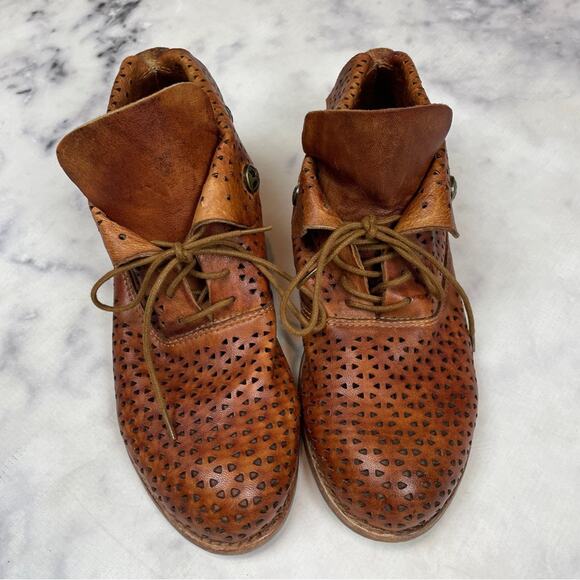 Patricia Nash Sabrina Cognac Perforated Leather Lace Up Ankle Booties Sz 7.5 - Picture 4 of 11